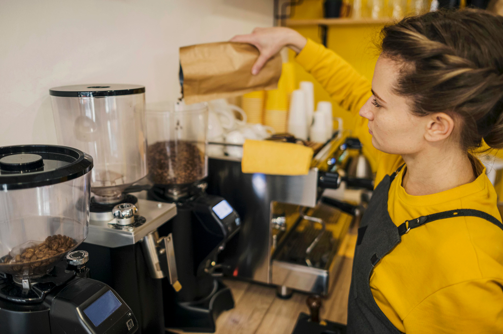 Mulher reabastecendo cafeteira