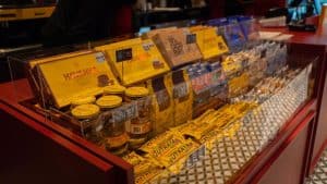 Expositor da Havanna com alfajores, doces de leite e chocolates embalados, organizados para venda em loja.