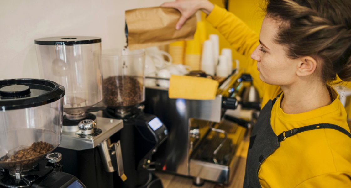 Mulher reabastecendo cafeteira